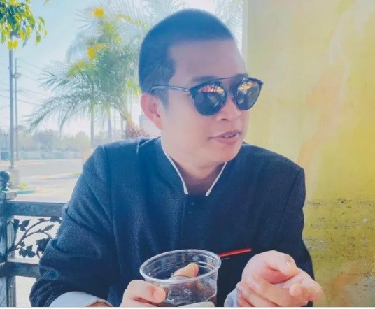 Sau khi biết sự việc, Cung tự nhận đang làm “mật vụ, tình báo” và thường ra nước ngoài để hoạt động trong lĩnh vực tôn giáo, rất nhạy cảm. Cung nói rằng có mối quan hệ quen biết với rất nhiều lãnh cấp cao. Nạn nhân tin tưởng, nhờ Cung làm giúp hồ sơ.