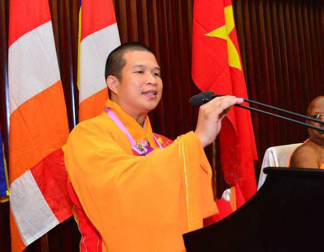 Cụ thể, vào năm 2015, tại một chương trình nhân ái ở TP HHCM, Cung quen với bà N.T.H.P. (SN 1972). Cung rủ người phụ nữ này đến tham quan chùa và trung tâm, sau đó bịa ra nhiều câu chuyện không có thật, vay mượn và chiếm đoạt hơn 11 tỷ đồng.