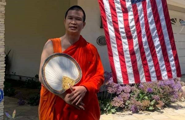 Năm 2017, Cung ra Hà Nội và chủ động làm quen với bà B.T.N. (SN 1972) và mời đến Vĩnh Long tham quan. Sau khi thấy nạn nhân tin tưởng, Cung bịa chuyện xã hội đen bắt cóc. Khoa cùng tham gia soạn thảo tin nhắn, dựng chuyện không có thật để giờ trò lừa đảo. Bà N. tưởng thật, sau đó bị Cung chiếm đoạt 26 tỷ đồng.