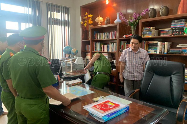 Cơ quan CSĐT Công an tỉnh Đồng Nai và cán bộ kiểm tra đã tiến hành khám xét nhà của ông Nguyễn Tấn Long tai khu phố 2, phường Bửu Long, TP Biên Hòa vào sáng sớm cùng ngày, sau đó, ông Long được các cán bộ điều tra dẫn giải ra xe đưa đi khỏi căn biệt thự. (Ảnh: Công an Đồng Nai)