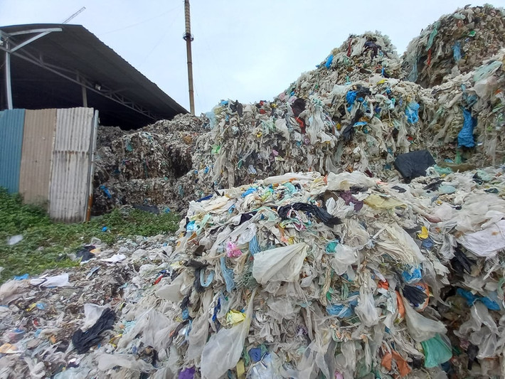 Quá trình vận chuyển, tập kết chủ đầu tư phải đảm bảo các yêu cầu về bảo vệ môi trường, có biện pháp che phủ, hạn chế tối đa các tạp chất rửa trôi, thẩm thấu ra môi trường xung quanh.