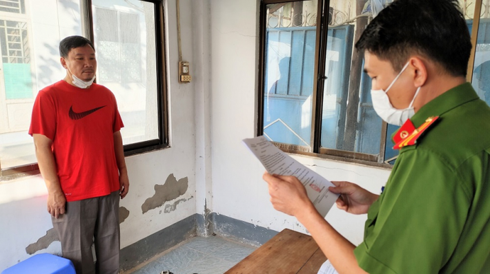 Với cá nhân có thể bị chế tài cao nhất đến 7 năm tù. Với tổ chức có thể bị phạt đến 10 tỷ đồng hoặc đình chỉ hoạt động có thời hạn từ 6 tháng đến 3 năm. Ngoài ra, cơ quan tố tụng cũng sẽ áp dụng biện pháp khắc phục hậu quả là buộc doanh nghiệp này phải nộp lại số tiền thuế đã trốn thuế. Đồng thời sẽ làm rõ số tiền thu lợi bất chính từ hoạt động vi phạm pháp luật này để tiến hành tịch thu, sung công quỹ nhà nước. Tất cả số vàng nhập lậu được xác định trong vụ án buôn lậu cũng sẽ bị thu hồi, ngoài ra người vi phạm còn có thể bị áp dụng hình phạt bổ sung là phạt tiền hoặc tịch thu tài sản.