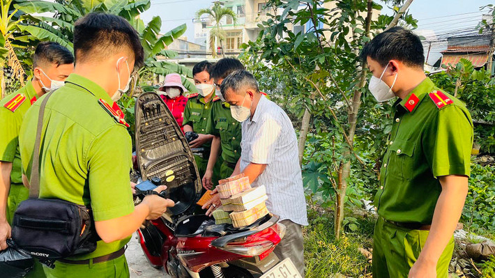 Tiến hành khám xét tiệm vàng Phước Quang, tại số 77 đường Nguyễn Trãi, thành phố Long Xuyên, tỉnh An Giang cùng 2 địa điểm khác có liên quan đến đối tượng Nguyễn Thanh Bình và Trang Kiến Cường, cảnh sát thu giữ khoảng 15 kg vàng nữ trang, khoảng 2,2 triệu USD, gần 26 tỷ đồng và một số giấy tờ, điện thoại di động có liên quan.
