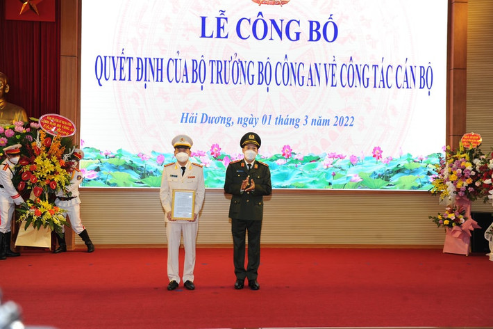 Sáng 1/3, tại Hải Dương, Bộ Công an tổ chức Lễ công bố quyết định của Bộ trưởng Bộ Công an về công tác cán bộ. Theo đó, Thượng tá Bùi Quang Bình, Phó Giám đốc Công an tỉnh Quảng Ninh được điều động đến nhận công tác và giữ chức vụ Giám đốc Công an tỉnh Hải Dương từ ngày 1/3/2022. Đại tá Lê Ngọc Châu, Giám đốc Công an tỉnh Hải Dương đến nhận công tác và giữ chức vụ Tư lệnh Bộ Tư lệnh Cảnh sát cơ động.