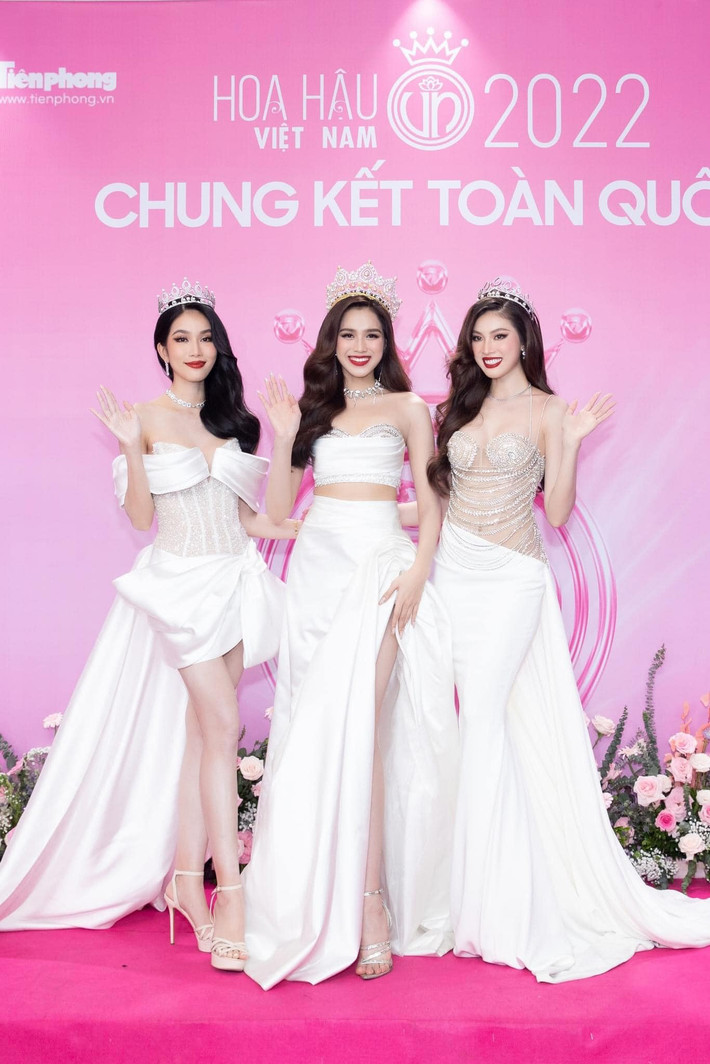 Đỗ Thị Hà đọ sắc cùng Á hậu Ngọc Thảo, Phương Anh.