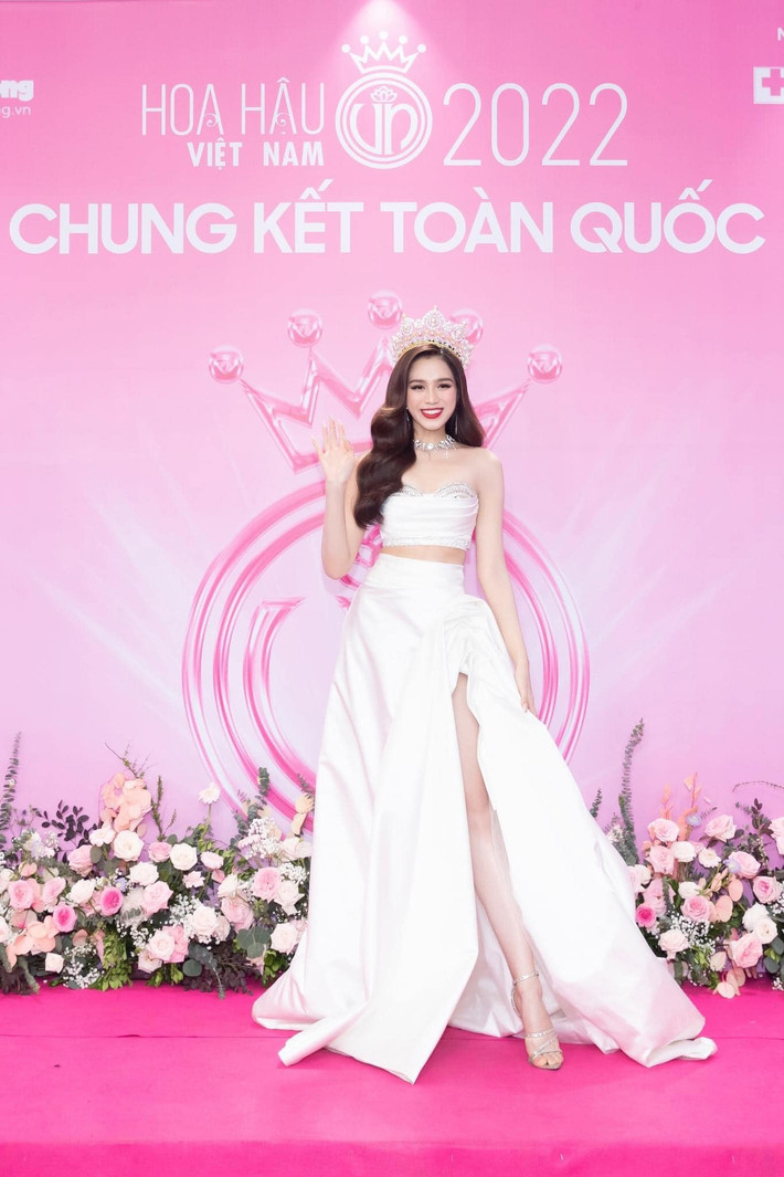 Diện váy trắng lộng lẫy, Hoa hậu Đỗ Thị Hà hút sự chú ý trên thảm đỏ chung kết Hoa hậu Việt Nam 2022. Trong đêm thi, Đỗ Thị Hà sẽ trao vương miện cho người kế nhiệm.
