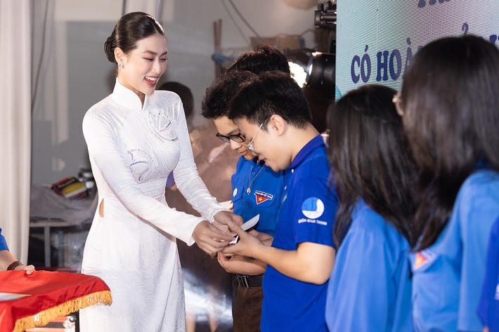 Cũng tại chương trình, Hoa hậu Thiên Ân và “bà trùm hoa hậu" Phạm Kim Dung đã trao 50 suất học bổng cho các đoàn viên, thanh niên có hoàn cảnh đặc biệt khó khăn trên địa bàn quận Bình Thạnh.
