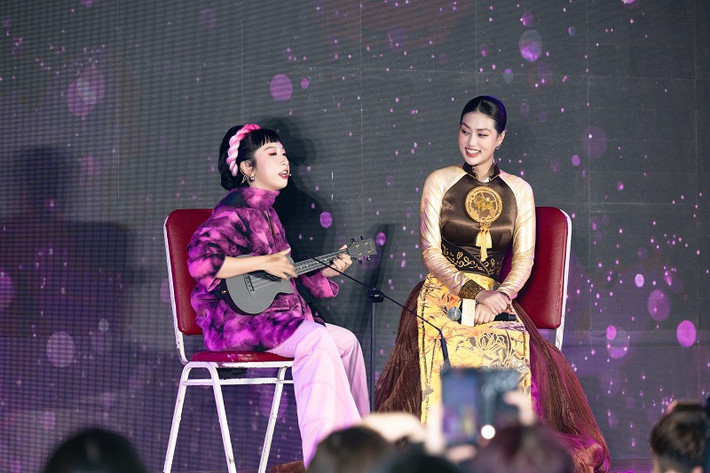 Trình diễn những bài nhạc chế từng viral trên mạng xã hội, cả hai đã mang đến bầu không khí vô cùng hài hước, sôi động cho buổi fan meeting.