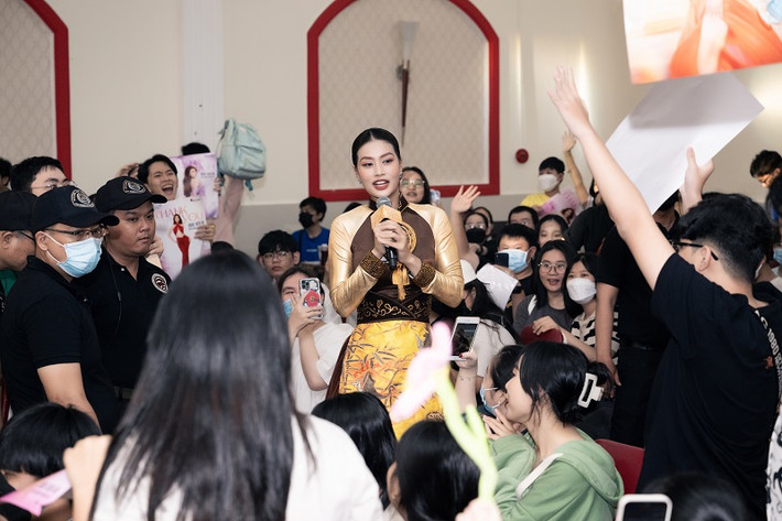 Sự cổ vũ của người hâm mộ đã khiến nàng hậu bật khóc khi một lần nữa được tái hiện phần thi trang phục dân tộc một cách trọn vẹn tại Việt Nam.