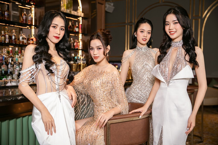 Trong những trang phục đến từ NTK Đỗ Long, đương kim Hoa hậu Việt Nam Đỗ Thị Hà cùng các người đẹp Ngọc Hằng, Hương Giang, Gia Hân tự tin thể hiện phong thái đầy sang trọng, nữ tính và không kém phần quyến rũ.