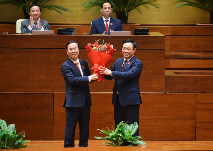 Chủ tịch Quốc hội Vương Đình Huệ gửi bó hoa tươi thắm và lời chúc mừng tốt đẹp nhất đến Chủ tịch nước Võ Văn Thưởng.