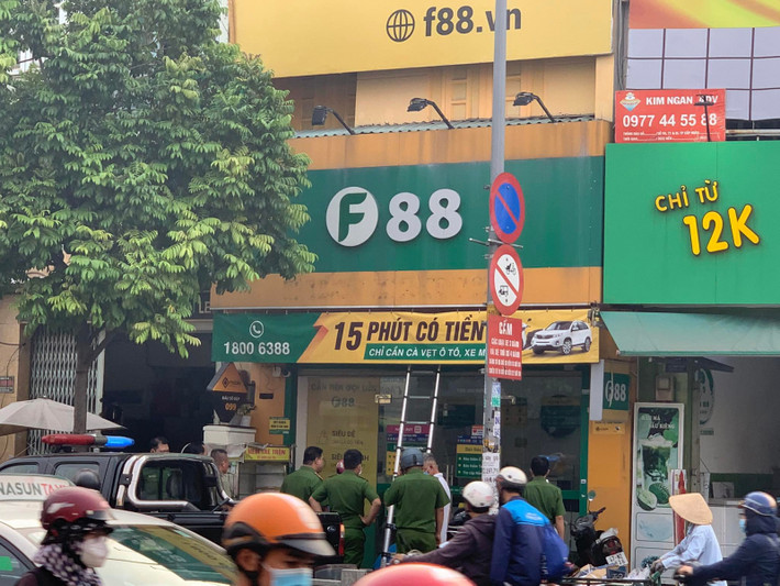 “F88 rất lấy làm tiếc về sự việc này. F88 là doanh nghiệp kinh doanh trong lĩnh vực cho vay bằng hình thức cầm cố tài sản được cấp phép theo đúng quy định của pháp luật. Tất cả hoạt động của F88 được dựa trên quy trình, quy định chặt chẽ của công ty, dựa trên nguyên tắc tuân thủ pháp luật. F88 cam kết có biện pháp xử lý kỷ luật nghiêm khắc đối với các trường hợp nhân viên thực hiện không đúng quy trình của Công ty, không tuân thủ các quy định của pháp luật”- thông cáo của F88 nhấn mạnh và cho biết, F88 đang theo sát và phối hợp cung cấp thông tin với cơ quan chức năng để điều tra, làm rõ vụ việc.