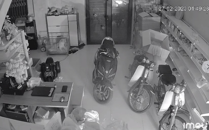 Bà T. cho biết, khi xảy ra sự việc, vợ chồng bà đang đi Thái Lan, trong nhà có 6 người chủ yếu là trẻ em.