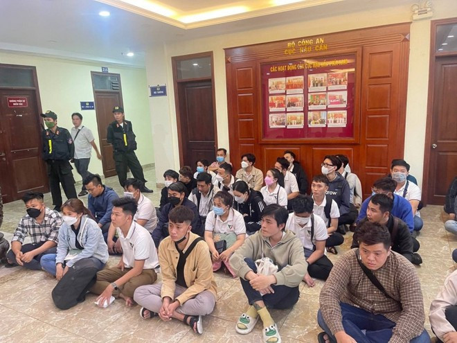 Trần Hồng Tiến là người điều hành. Nhóm này thành lập 7 công ty thuê 119 đối tượng, chia thành nhiều bộ phận khác nhau để thực hiện công việc thu nợ cho các công ty có nhu cầu. Theo cơ quan công an, ngoài bộ phận nhân sự, kế toán, dữ liệu thông tin khách hàng, công ty này còn thành lập bộ phận thu hồi nợ do Nguyễn Đức Khoa (SN 1992) làm Phó phòng, quản lý 103 nhân viên. Nhiệm vụ của nhóm này là gọi điện thoại theo thông tin data khách hàng được cung cấp trong mỗi tài khoản để đòi tiền khách trả tiền nợ.
