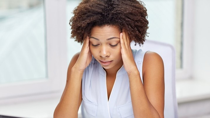 Dễ stress: Stress là kẻ giết người thầm lặng và gây ra nhiều ảnh hưởng tiêu cực lên cơ thể dù bạn có lười biếng hay không. Tuy nhiên, theo các chuyên gia y tế, những người có hoạt động thể chất thường xuyên ít bị stress hơn. Do trong quá trình vận động, cơ thể sẽ tiết ra nhiều endorphins, một loại hormone có khả năng điều hòa căng thẳng và cải thiện tâm trạng.