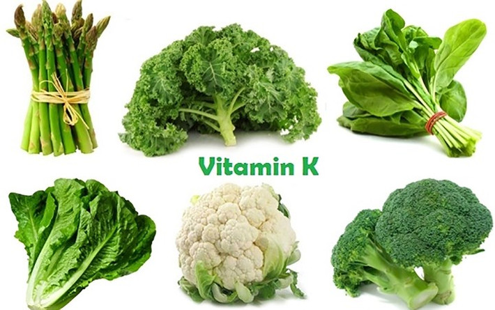 Những thực phẩm giúp nhanh lành vết thương và không để sẹo. 1. Thực phẩm chứa vitamin K: Trong quá trình đông máu ở giai đoạn đầu tiên của việc chữa lành vết thương, vitamin K đóng vai trò chính.