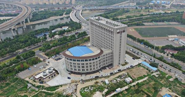Tòa nhà này lấy ý tưởng thiết kế độc lạ từ bồn cầu thì phải?