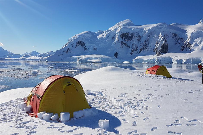 Nam Cực: Là một phần của du lịch trên biển Antarctica, Wildfoot Travel cung cấp cho du khách một đêm cắm trại tại Nam Cực. Du khách sẽ trải qua một đêm đáng nhớ, đầy thử thách khi chống chọi với điều kiện thời tiết khắc nghiệt của Nam Cực mà không có thiết bị sưởi ấm. Ảnh: Ignacio Marino/Oceanwide Expeditions.