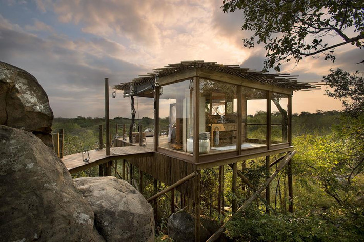 Kingston Treehouse, Nam Phi: Ngủ giữa những con sư tử, voi, tê giác và ngựa vằn ở vùng hoang dã châu Phi có thể là một ý tưởng điên rồ, nhưng du khách hoàn toàn có thể trải nghiệm điều này tại một trong những ngôi nhà cây của Lion Sands Game Reserve. Nằm trong vườn quốc gia Kruger, những ngôi nhà này được xây dựng tách biệt, không có điện, các thiết bị hiện đại cũng như không ảnh hưởng đến việc sinh sống của các loài động vật hoang dã. Ảnh: Lion Sands Game Reserve.
