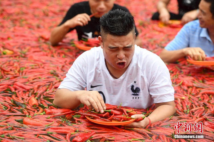 Cuối cùng, anh Đường Suất Huy, người huyện Ninh Dương đã giành chiến thắng chung cuộc khi ăn hết 50 trái ớt cực cay trong một phút.