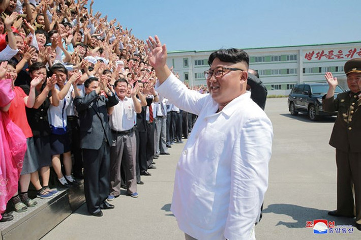 Ông Kim Jong Un được cán bộ công nhân viên của nhà máy chào đón nhiệt liệt.
