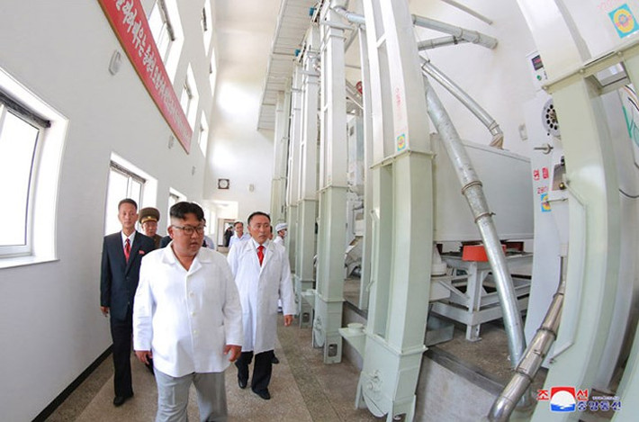 Trong chuyến kiểm tra hoạt động của nhà máy số 525, người ta không thấy sự hiện diện của bà Ri Sol Ju – Phu nhân của Nhà lãnh đạo Triều Tiên.