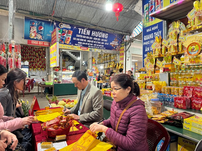 Theo lịch sử đền Củi, ông Hoàng Mười là con của Long Thần Bát Hải Đại vương. Ông vốn là quan trên Đế Đình, thần tiên chốn Đào Nguyên. Sau đó, ông giáng trần theo lệnh để giúp dân chúng; thân thế của ông sau khi hạ phàm có rất nhiều dị bản. Đây là một trong những địa điểm du lịch tâm linh nổi tiếng, được xếp hạng di tích lịch sử văn hóa cấp quốc gia từ năm 1993.