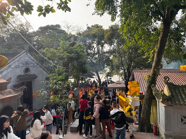 Đến hẹn lại lên, những ngày đầu xuân Giáp Thìn 2024, Khu di tích lịch sử Đền Củi là địa chỉ du xuân, dâng hương cầu lộc, cầu may mắn, bình an trong năm mới của hàng nghìn người dân và du khách thập phương. Mọi người cùng nhau thắp hương cầu lộc, cầu tài, mong mưa thuận gió hòa, làm ăn phát đạt, gia đình hạnh phúc.