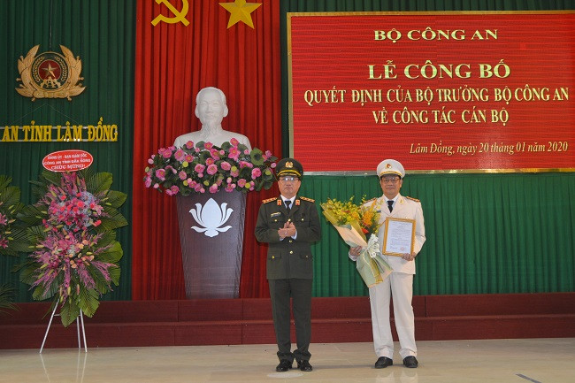 Trước đó, ngày 20/1/2020, Thứ trưởng Bộ Công an Nguyễn Văn Thành trao quyết định điều động, bổ nhiệm cho đại tá Lê Vinh Quy từ Phó Giám đốc Công an tỉnh Đắk Nông đến nhận công tác và giữ chức vụ Giám đốc Công an tỉnh Lâm Đồng.