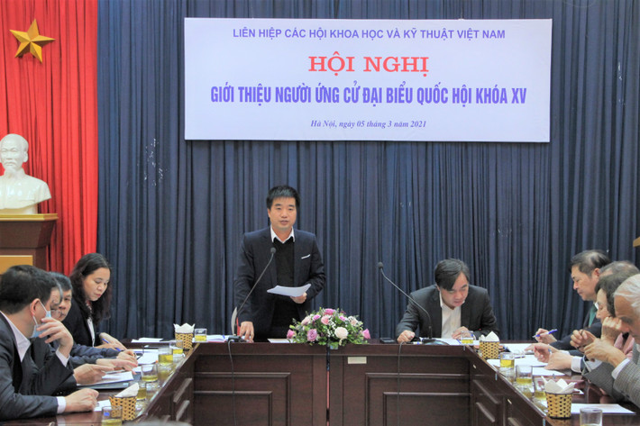 Ông Nguyễn Quyết Chiến, Tổng Thư ký VUSTA giới thiệu danh sách người ứng cử là TSKH Phan Xuân Dũng, Chủ tịch VUSTA. Báo cáo tiêu chuẩn của Đại biểu Quốc hội quy định tại Điều 22 của Luật tổ chức Quốc hội số 57/2014/QH13 ngày 20/11/2014 và những trường hợp không được ứng cử Đại biểu Quốc hội quy định tại Điều 37 của Luật bầu cử đại biểu Quốc hội và đại biểu Hội đồng nhân dân số 85/2015/QH15 ngày 25/6/2015 để các đại biểu nắm rõ.
