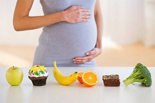 Nên ăn uống nhiều loại trái cây, rau củ, đủ chất để phôi thai có thể phát triển tốt.