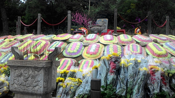 Vòng hoa trải kín quanh khu mộ đại tướng.