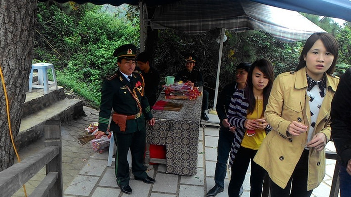 Nhiều bạn thanh niên trẻ cũng thành kính hướng về vị đại tướng của toàn dân ngày đầu năm.