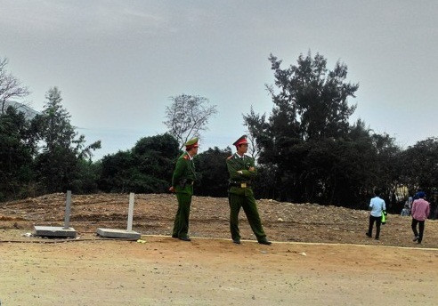 Ngoài Lực lượng Bộ đội Biên phòng ngày đêm tục trực canh gác cho mộ Đại tướng Võ Nguyên Giáp còn có các chiến sĩ Công an huyện Quảng Trạch cũng tăng cường túc trực tại đây.