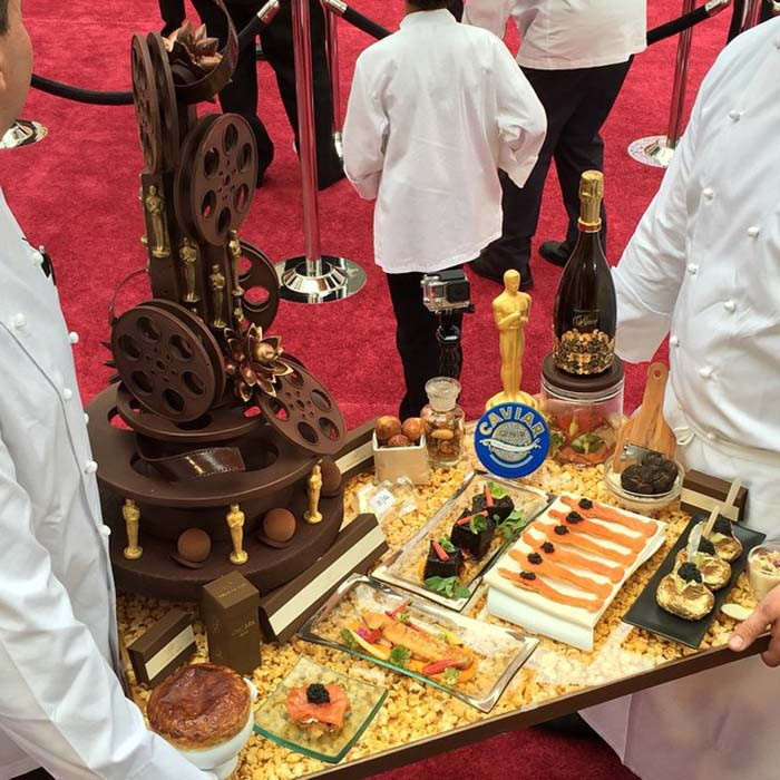 Bên cạnh đó là những chiếc bánh socola đen đặc biệt mô phỏng những cuộn phim cho đêm tiệc.
