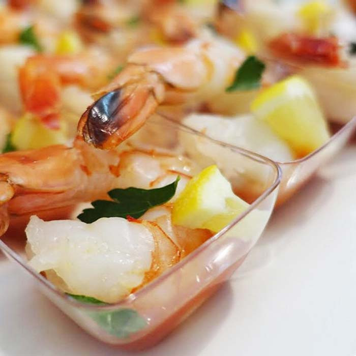 Sasimi tôm tươi được trình bày tinh tế.