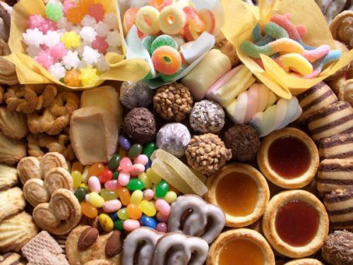 Các loại thực phẩm ngọt như bánh quy, bánh ngọt, kẹo… nên được loại bỏ khỏi chế độ ăn uống của trẻ mới biết đi càng nhiều nhất có thể. Chúng chứa đường (và đôi khi bổ sung thêm muối), chứa chất béo bão hòa gây ảnh hưởng đến mức cholesterol của trẻ.