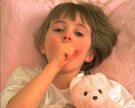 Giả vờ ho: Việc bố mẹ thường tỏ ra lo lắng khi con mình bị ho khiến trẻ hiểu rằng chúng được quan tâm khi làm vậy. Thường thì từ 5 tháng tuổi trở đi, trẻ biết ho giả vờ để khiến bố mẹ quan tâm đến chúng. Đừng vội trách con bạn nhé, chỉ là bé khá thông minh thôi.
