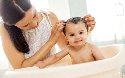 Đột nhiên ghét bỏ một thứ gì đó: Con bạn rất thích tắm nhưng đột nhiên một ngày bé nhất định không chịu tắm, bé khóc lóc và thậm chí hoảng sợ khi bạn cố ép bé tắm. Điều đó cho thấy bé đang sợ hãi về tai nạn xảy ra của lần tắm trước đó.