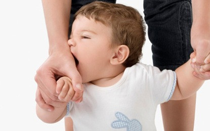 Thích cắn: Những chiếc răng sữa nhỏ bé nhìn có vẻ vô hại nhưng khi bé cắn thì bạn sẽ biết nó đau tới mức nào. Đây không phải là hành động bất thường và là cách trẻ bày tỏ sự tức giận hoặc thất vọng của mình.