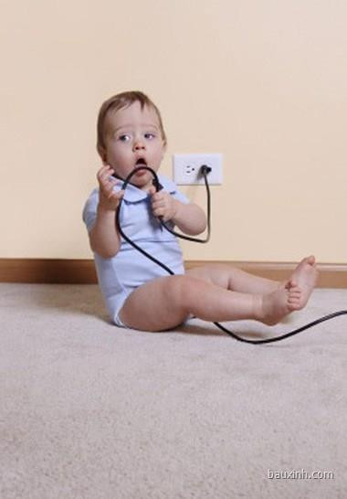 Sẽ không có gì là lạ khi trẻ muốn được nhấn nút trên bảng điều khiển, bật tắt bóng đèn, đồ chơi, đút ngón tay vào ổ cắm và đưa mọi thứ vào miệng để nếm thử. Đừng vội cấm bé trải nghiệm nếu những hành vi đó không quá nguy hiểm.