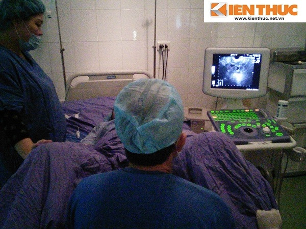 Trứng sau khi được chọc hút sẽ được chuyển qua phòng labo để xử lý và kết hợp với tinh trùng người chồng để tạo thành phôi.