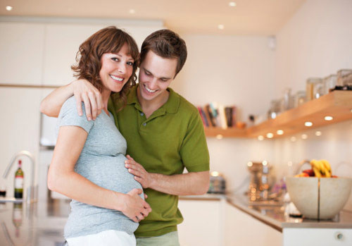 Dành thời gian kết nối với em bé dù ngày Tết có nhiều việc để lo lắng bận bịu. Hãy hát cho con nghe, kể cho con về Tết và những việc bạn và bố bé đang làm, cho bé nghe nhạc. Bất cứ điều gì làm cho bạn cảm thấy vui vẻ và gắn kết với con hơn, hãy làm điều đó.