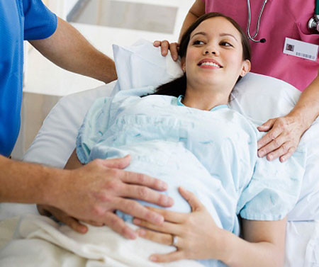 Thời tiết những ngày đầu năm có thể se lạnh, mẹ nhớ giữ ấm cho mình bằng cách mặc thêm áo khoác khi ra ngoài trời gió, mang thêm tất vào ban đêm để tránh các bệnh cảm lạnh ảnh hưởng đến sức khỏe.