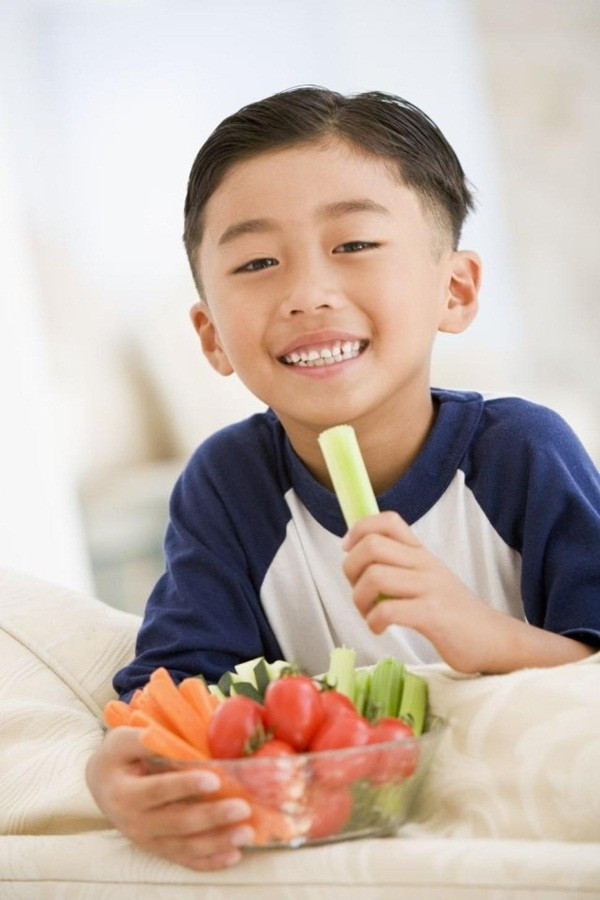 Tóc và da bé khô đó là dấu hiệu cơ thể không có đủ vitamin tan trong chất béo như A, D, E và K2 sẽ khiến cho da khô và tóc xơ, chẻ ngọn.
