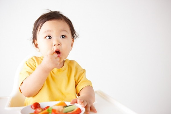 Bé chậm nói:Thiếu vitamin B12 sẽ khiến trẻ chậm nói hơn bình thường. Vì vậy, tăng cường bổ sung chất này trong các loại thực phẩm hàng ngày như thịt bò, thịt gà, thịt lợn, các loại tôm cá, thực phẩm làm từ sữa và trứng.