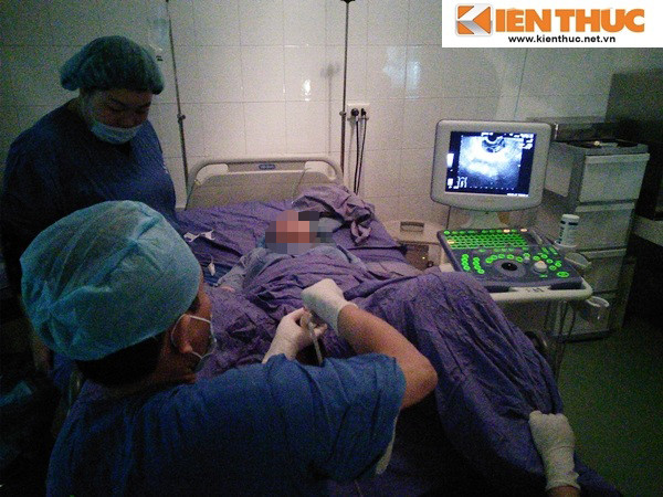 Sau khi kết hợp trứng và tinh trùng tạo thành phôi, phôi sẽ được nuôi cấy trong ống nghiệm từ 2 đến 3 ngày hay 5 ngày trước khi chuyển vào buồng tử cung của người vợ.