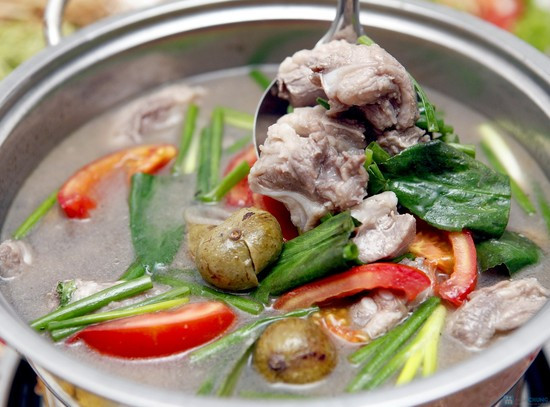 Lẩu sườn chua có vị chua thanh dịu của sấu tươi sườn sụn giòn sừn sựt không hề ngán ngấy mà cực kỳ dễ ăn. Ảnh: Giadinhnet.
