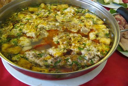 Lẩu cua đồng. Người ta chọn món lẩu này không chỉ giải ngấy mà còn giúp thanh nhiệt. Ảnh: Giadinhnet.