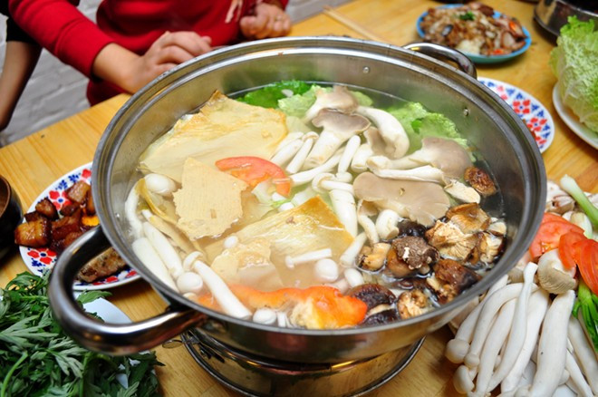 Lẩu gà nấm cũng cực kỳ phù hợp để thưởng thức ngày đầu năm.